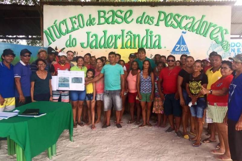 A Companhia de Portos e Hidrovias do Pará (CPH) e o Centro Regional de Governo do Baixo Amazonas (CRGBA) entregaram o projeto de engenharia do trapiche, rampa de acesso e flutuante de um porto que vai atender a comunidade pesqueira no entorno do lago Maicá e moradores do bairro da Jaderlândia, em Santarém, na região Oeste do Pará.

FOTO: ASCOM CRGBA
DATA: 19.11.2018
SANTARÉM - PARÁ <div class='credito_fotos'>Foto: ASCOM CRG   |   <a href='/midias/2018/originais/ac2764a3-8da5-4e22-a7f8-1fe60991f527.jpg' download><i class='fa-solid fa-download'></i> Download</a></div>