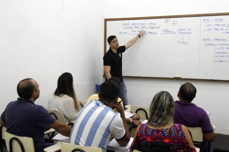 A Secretaria de Estado de Administração (Sead) divulgou, nesta sexta-feira (23), o número oficial de inscritos nos concursos C-199 e C-204 da Superintendência do Sistema Penitenciário do Estado (Susipe) e a concorrência por vaga. Foram 54.808 inscrições recebidas e 39.877 homologadas. Deste total, 11.939 candidatos concorrem a uma das 500 vagas para o cargo de agente prisional, enquanto 27.938 as demais vagas disponíveis. Os dados são da Assessoria em Organização de Concursos Públicos (AOCP), organizadora contratada para a realização dos certames que juntos irão disponibilizar 969 vagas para novos servidores efetivos do sistema penitenciário paraense.

FOTO: AKIRA ONUMA / ASCOM SUSIPE
DATA: 23.02.2018
BELÉM - PARÁ <div class='credito_fotos'>Foto: Akira Onuma / Ascom Susipe   |   <a href='/midias/2018/originais/ac53468f-12c7-47a3-ae04-9ad9ee834191.jpg' download><i class='fa-solid fa-download'></i> Download</a></div>