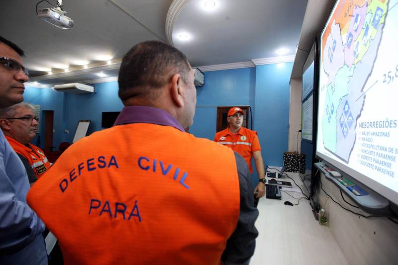 O Governo do Estado, de forma integrada entre Defesa Civil, Corpo de Bombeiros, Secretaria Estadual de Transportes ( Setran) e outros órgãos, reforça as ações de enfrentamento aos acidentes naturais ocasionados pelas chuvas fortes do período.15 municípios, sendo 11 do sudeste paraense, declararam situação de emergência. A partir do dia 6 de fevereiro, quando se intensificaram os registros no Sistema Nacional, e a Defesa Civil Estadual apresentou um relatório para o Governo do Estado, várias secretarias reuniram e o governador Simão Jatene autorizou procedimentos para minimizar os efeitos causados pelos acidentes.

FOTO: SIDNEY OLIVEIRA / AG PARÁ
DATA: 11.02.2018
BELÉM - PARÁ <div class='credito_fotos'>Foto: Sidney Oliveira/Ag. Pará   |   <a href='/midias/2018/originais/acfd49b7-46a9-405b-acf5-c08f0cd7a0a6.jpg' download><i class='fa-solid fa-download'></i> Download</a></div>