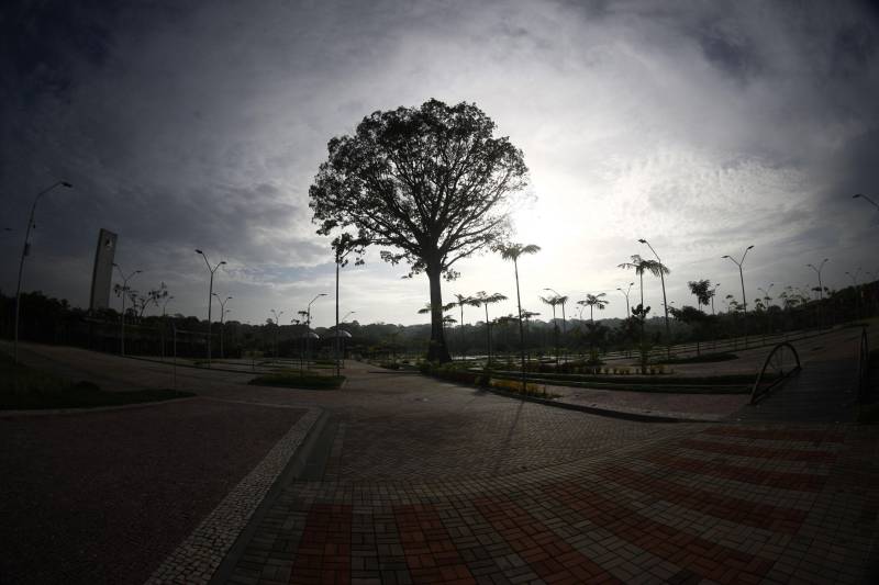 O Parque Estadual do Utinga (PEUt) o mais importante espaço de preservação e estudo da biodiversidade dentro da Região Metropolitana de Belém será reaberto à população a partir desta sexta,16, a partir das 16h30, com apresentações artísticas, com o Boi Veludinho, crianças do Pro Paz e a premiada Orquestra Sinfônica do Theatro da Paz. A apresentação será em um espaço ao ar livre e não será necessária a retirada de ingressos, por esse motivo, a recomendação é que o público chegue cedo, porque a entrada será fechada quando o espaço estiver lotado. No sábado, será realizada uma grande caminhada, a partir das 8 horas, com paradas para informações educativas sobre a fauna, flora e sobre os novos espaços. Por conta da grande quantidade de pessoas, incluindo crianças e idosos, o Corpo de Bombeiros recomendou e, a organização do evento acatou, a necessidade de se evitar durante a manhã do sábado o trânsito de veículos sobre rodas, como carros, bicicletas, skates e patins. Depois das 12 horas e durante todo o funcionamento do parque, a entrada e o uso por praticantes desta modalidade está completamente liberada. No domingo, o parque abrirá às 5h30 e funcionará até as 17h, assim como nos outros dias, de segunda a segunda. As atividades de manutenção do espaço vão requerer que o parque seja fechado para acesso ao público eventualmente, mas essas datas serão definidas de acordo com a demanda. 

FOTO: IGOR BRANDÃO / AG PARÁ
DATA: 15.03.2018
BELÉM - PARÁ <div class='credito_fotos'>Foto: IGOR BRANDÃO / AG. PARÁ   |   <a href='/midias/2018/originais/ad52a5ad-1e3b-4a93-9fc1-395480421230.jpg' download><i class='fa-solid fa-download'></i> Download</a></div>