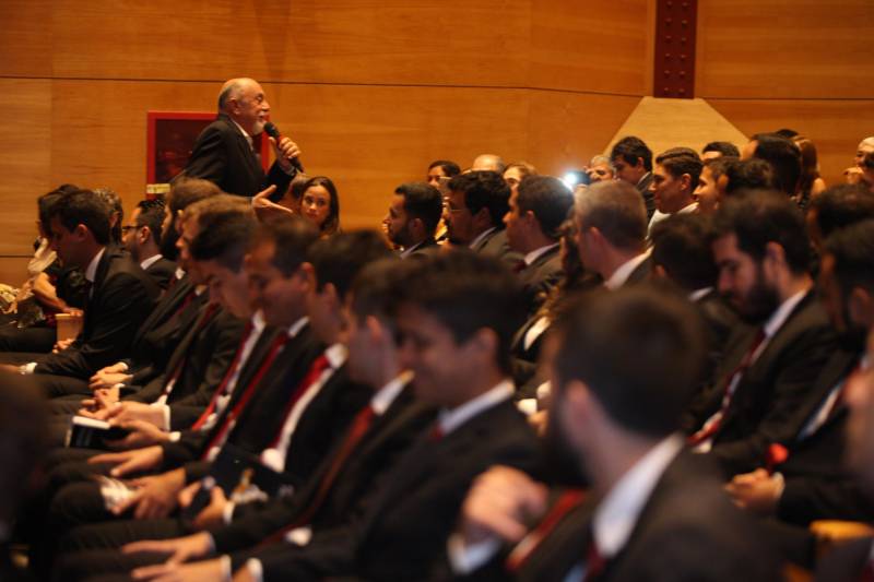 O Pará vai voltar a ter um delegado de polícia para cada município. A posse de 149 novos delegados da Polícia Civil, que aconteceu nesta segunda-feira (26) no Teatro Maria Sylvia Nunes, na Estação das Docas, vai garantir, com sobras, a cobertura completa dos 144 municípios do estado. Aprovados em concurso público, os novos delegados concluíram o curso de Formação da Polícia Civil do Pará no dia 15 deste mês. O curso foi o primeiro do Brasil a incluir sete disciplinas inéditas: Oratória, Atuação Policial frente aos Grupos Vulneráveis, Relacionamento com a Imprensa e Mídias Sociais, Abordagem Psicopatológica do Crime e da Violência, Investigação Financeira no Enfrentamento ao Crime de Lavagem de dinheiro, Noções Básicas de Enfrentamento às Fraudes Veiculares e Linguagem Brasileira de Sinais. O concurso aprovou ainda 300 investigadores, 180 escrivães e 20 papiloscopistas. Os novos policiais civis passaram por quatro meses de formação técnica e profissional na Acadepol. Com a nomeação, o próximo passo será a lotação dos novos servidores públicos nas unidades de Polícia Civil do estado, quando eles saberão em qual região do Pará trabalharão inicialmente.

FOTO: SYDNEY OLIVEIRA / AG. PARÁ
DATA: 26.02.2018
BELÉM - PARÁ <div class='credito_fotos'>Foto: Sidney Oliveira/Ag. Pará   |   <a href='/midias/2018/originais/ad6f9364-c11f-4ddc-937a-ce70c43ff00d.jpg' download><i class='fa-solid fa-download'></i> Download</a></div>