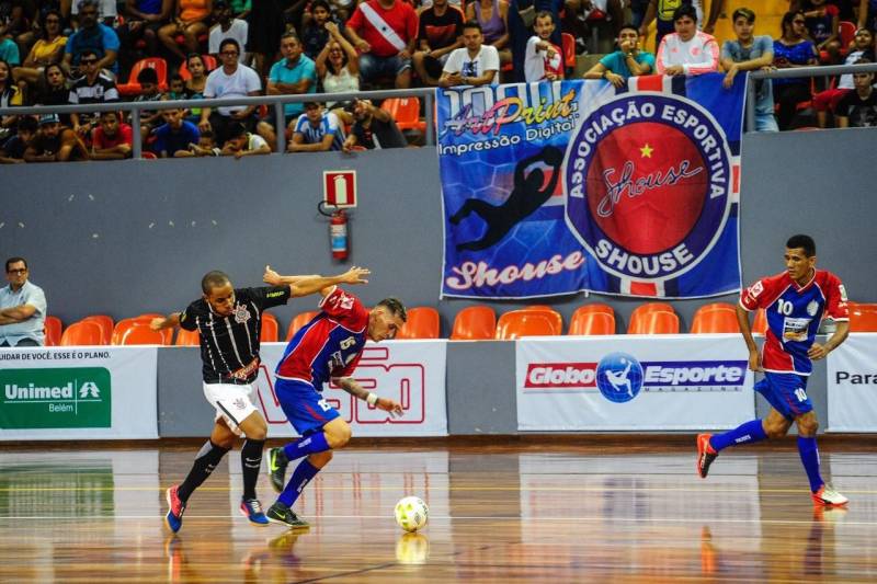 A Arena Guilherme Paraense foi palco de mais um grande evento esportivo na manhã deste domingo, 25. O futsal foi a modalidade que esteve em destaque na quadra da arena multiuso, durante amistoso entre as equipes do Corinthians (SP) e Shouse (PA). A partida terminou com o placar de 6 a 0 para o time paulista. De um lado, uma equipe veterana; de outro, um time estreante buscando mostrar a que veio, e conquistar a confiança da torcida paraense. Este foi o cenário do amistoso que levou cerca de 3 mil pessoas às arquibancadas do Mangueirinho. O jogo teve um primeiro tempo equilibrado, com as duas equipes mostrando qualidade. O time visitante abriu o placar; a equipe paraense buscou o gol de empate, mas não conseguiu. No segundo tempo a equipe corintiana marcou mais 5 gols, fechando a partida com o placar de 6 a 0.  

FOTO:ASCOM /SEEL
DATA: 25.02.2018
BELÉM - PARÁ <div class='credito_fotos'>Foto: ASCOM SEEL   |   <a href='/midias/2018/originais/ae1bea00-3982-4fd0-a356-807f7e7a6306.jpg' download><i class='fa-solid fa-download'></i> Download</a></div>