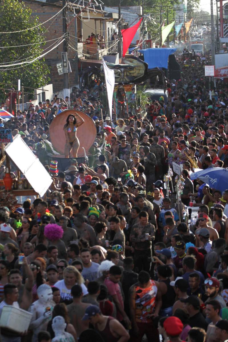 Em Curuçá, no nordeste do Estado, é do mangue que sai o caranguejo, sustento de muitas famílias, e a lama (Tijuco), matéria-prima da fantasia usada pelos brincantes do tradicional bloco carnavalesco "Pretinhos do Mangue". Neste domingo (11), segundo a organização do evento, mais de 17 mil pessoas entre brincantes e espectadores acompanharam o cortejo que teve início no Porto dos Pretinhos e seguiu pelas principais ruas do município até a praça da folia, na orla. O bloco nasceu no ano de 1989 a partir da frustração de dois amigos que foram ao mangue atrás de alimento, mas não conseguiram nenhum caranguejo. Então decidiram passar lama pelo corpo e saíram pela cidade em forma de protesto. "O mangue oferece o nosso caranguejo, mexilhão e camarão. É daqui que as famílias tiram seu sustento. Nossa intenção é aproveitar esse momento de alegria e passar essa mensagem de preservação", afirmou Edmilson Campos, mais conhecido como "Cafá", que está à frente do bloco há 18 anos.

FOTO: CRISTINO MARTIS / AG PARÁ
12.02.2018
CURUÇÁ - PARÁ <div class='credito_fotos'>Foto: Cristino Martins/Ag. Pará   |   <a href='/midias/2018/originais/ae24493e-36bc-4e03-89ac-1a4be5f3b2bb.jpg' download><i class='fa-solid fa-download'></i> Download</a></div>