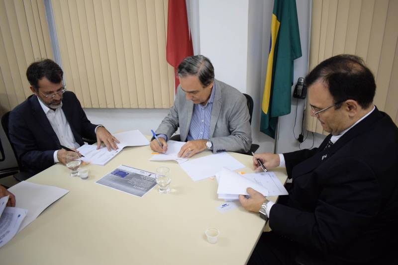 A Secretaria de Ciência, Tecnologia e Educação Profissional e Tecnológica (Sectet), a Empresa de Tecnologia da Informação e Comunicação do Estado do Pará (Prodepa) e a Rede Nacional de Ensino e Pesquisa (RNP) assinaram, na tarde desta segunda-feira (17), na sede da Sectet, Acordo de Cooperação Técnica em substituição ao Acordo de Cooperação Técnica nº 005/2014, atualmente em vigor. Em 2010, fora assinado um Acordo de Cooperação visando à implantação de redes ópticas nas cidades de Altamira, Castanhal, Marabá e Santarém. Várias atividades foram executadas após a sua vigência, entre elas a de conclusão da implantação dessas redes. Na foto (da esq/dir), o diretor geral da RNP, Nelson Simões,  o titular da Sectet, Alex Fiúza de Mello e o presidente da Prodepa, Theo Pires.

FOTO: ASCOM / SECTET
DATA: 17.12.2018
BELÉM - PARÁ <div class='credito_fotos'>Foto: Ascom Sectet   |   <a href='/midias/2018/originais/b03984fb-2104-4fc8-9c6b-5a5de29627d3.jpg' download><i class='fa-solid fa-download'></i> Download</a></div>