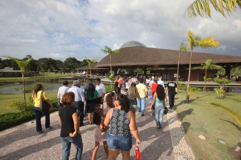 O Parque Estadual do Utinga (PEUt) o mais importante espaço de preservação e estudo da biodiversidade dentro da Região Metropolitana de Belém será reaberto à população a partir desta sexta,16, a partir das 16h30, com apresentações artísticas, com o Boi Veludinho, crianças do Pro Paz e a premiada Orquestra Sinfônica do Theatro da Paz. A apresentação será em um espaço ao ar livre e não será necessária a retirada de ingressos, por esse motivo, a recomendação é que o público chegue cedo, porque a entrada será fechada quando o espaço estiver lotado. 

FOTO: SIDNEY OLIVEIRA / AG PARÁ 
DATA: 16.03.2018 
BELÉM - PARÁ <div class='credito_fotos'>Foto: Sidney Oliveira/Ag. Pará   |   <a href='/midias/2018/originais/b03a8097-f991-496d-b3a8-33f445ade44d.jpg' download><i class='fa-solid fa-download'></i> Download</a></div>