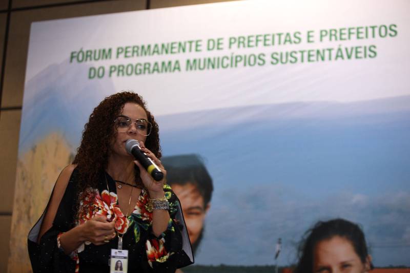 Foi aberta na manhã desta quarta-feira (7) a 3ª Reunião do Fórum Permanente de Prefeitas e Prefeitos dos Municípios Sustentáveis, que terá como tema central a governança compartilhada. O evento reúne gestores e técnicos dos 141 municípios que manifestaram interesse em adotar as diretrizes do programa e trará palestras e painéis com especialistas da área, além dos resultados alcançados com o auxílio do Programa Municípios Sustentáveis (PMS), gerido pela Secretaria Extraordinária de Municípios Sustentáveis (Semsu), principalmente no âmbito da gestão fiscal das prefeituras. A programação se estende até a quinta-feira (8), no Hangar Convenções e Feiras da Amazônia.

FOTO: SIDNEY OLIVEIRA / AG. PARÁ
DATA: 07.02.2018
BELÉM - PARÁ <div class='credito_fotos'>Foto: Sidney Oliveira/Ag. Pará   |   <a href='/midias/2018/originais/b14c9954-9377-48c0-9d30-804028a7fc78.jpg' download><i class='fa-solid fa-download'></i> Download</a></div>