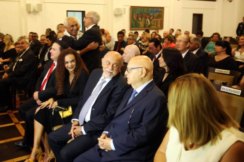 O governador Simão Jatene foi homenageado pela Associação do Corpo Consular no Estado do Pará (ACCP) com a Comenda do Mérito Consular João Clemente Baena Soares. A maior honraria da entidade foi entregue na noite desta quinta-feira (22), no salão nobre do prédio sede da Associação Comercial do Pará (ACP), em Belém.

FOTO: IGOR BRANDÃO / AG. PARÁ
DATA: 22.02.2018
BELÉM - PARÁ <div class='credito_fotos'>Foto: IGOR BRANDÃO / AG. PARÁ   |   <a href='/midias/2018/originais/b1682209-f947-4507-9fe3-1cde8d099e7d.jpg' download><i class='fa-solid fa-download'></i> Download</a></div>