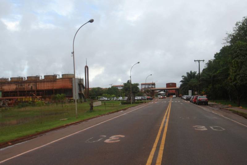 A chuva que caiu na manhã desta segunda-feira, 26, em Belém e outros municípios da região nordeste do Estado, não afetou as bacias localizadas em Barcarena. No total foram registrados 53 milímetros de chuva, desde o final de semana. “Não houve qualquer transbordamento ou mais prejuízos”, explicou o capitão Marcelo Santos, do Corpo de Bombeiros. Enquanto isso, as ações do Governo do Estado nas comunidades afetadas pela contaminação constatada pelo Instituto Evandro Chagas (IEC), no entorno da área de atuação da empresa Hydro, continuam. Até o momento, 893 galões de água potável foram entregues a 399 famílias da região. O abastecimento será semanal e a quantidade varia em função do número de pessoas residentes em cada casa, com média de uma unidade de 20 litros para cada duas pessoas. 

FOTO: IGOR BRANDÃO / AG. PARÁ
DATA: 25.02.2018
BARCARENA - PARÁ <div class='credito_fotos'>Foto: IGOR BRANDÃO / AG. PARÁ   |   <a href='/midias/2018/originais/b1927fac-c7c0-47f2-8c29-a6a76f416e0a.jpg' download><i class='fa-solid fa-download'></i> Download</a></div>