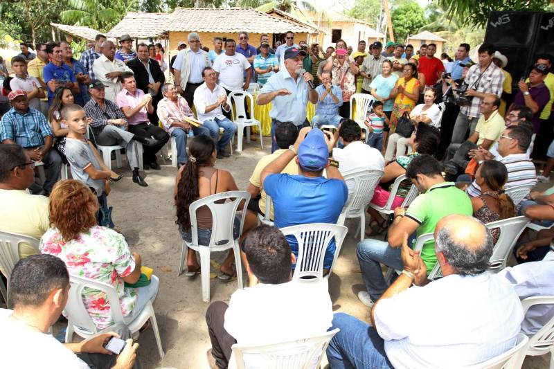 O governador Simão Jatene (foto) participou da cerimônia de titulação coletiva de terra da comunidade Muruteuazinho, área quilombola em Santa Luzia do Pará, onde vivem 38 famílias remanescentes de quilombo. 

FOTO: CRISTINO MARTINS / ARQUIVO AG. PARÁ
DATA: 22.11.2014
SANTA LUZIA DO PARÁ - PARÁ <div class='credito_fotos'>Foto: Cristino Martins/Ag. Pará   |   <a href='/midias/2018/originais/b1c4fca4-30eb-4b55-b890-3450ded64637.jpg' download><i class='fa-solid fa-download'></i> Download</a></div>