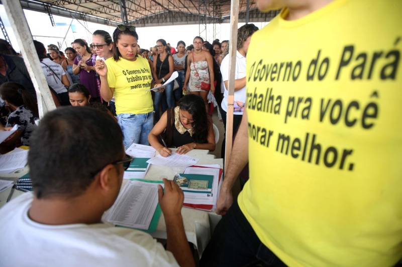 O governo do Pará, por meio da Companhia de Habitação do Pará (Cohab) entregou, neste sábado (24), as chaves dos 4 mil apartamentos do Residencial Viver Melhor Marituba. O local passa a ser, agora, a moradia de mais de 15 mil pessoas que aguardavam pelo empreendimento. Desde o início da manhã, servidores da Cohab estavam a postos, na quadra de esportes do Residencial, organizando a entrega das chaves dos apartamentos. A Companhia de Saneamento do Pará (Cosanpa) também atendia os novos moradores, que já podiam realizar o cadastro de suas unidades de consumo para ligação do fornecimento de água.

FOTO: THIAGO GOMES / AG PARÁ
DATA: 24.02.2018
MARITUBA - PARÁ <div class='credito_fotos'>Foto: Thiago Gomes /Ag. Pará   |   <a href='/midias/2018/originais/b1e0a8a8-1f03-49e4-895a-3418e6c713d1.jpg' download><i class='fa-solid fa-download'></i> Download</a></div>