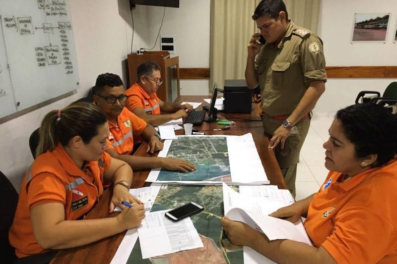 O governo do Estado intensificou as ações nas comunidades do município de Barcarena, no nordeste paraense, afetadas pela contaminação constatada pelo Instituto Evandro Chagas (IEC), no entorno da área de atuação da empresa Hydro. A força-tarefa de órgãos estaduais em parceria com a prefeitura municipal seguiu neste domingo (25), com a continuação do cadastramento de famílias, levantamento de possíveis problemas de saúde decorrentes da situação e distribuição de água potável, medidas emergenciais determinadas pelo Grupo de Trabalho do Governo do Estado. Ao todo, 30 profissionais da saúde, entre agentes de endemias e de saúde, além de 16 assistentes sociais, agentes da Defesa Civil, entre outros profissionais do Estado e Município atuam nos últimos dias nas comunidades de Bom Futuro, Vila Nova e Bujaruba. As equipes estão em campo para mapear e identificar as necessidades das famílias que residem nesses locais e que tipo de impacto que elas podem ter sofrido. Na foto, a Major Ciléa Mesquita (e), chefe da divisão de apoio à comunidade da Defesa Civil do Estado.  

FOTO: LIDIANE SOUZA / SECOM
DATA:25.02.2018
BARCARENA - PARÁ

 <div class='credito_fotos'>Foto: LIDIANE SOUZA / SECOM   |   <a href='/midias/2018/originais/b23f807c-35ad-4271-92aa-6b0f9f683740.jpg' download><i class='fa-solid fa-download'></i> Download</a></div>