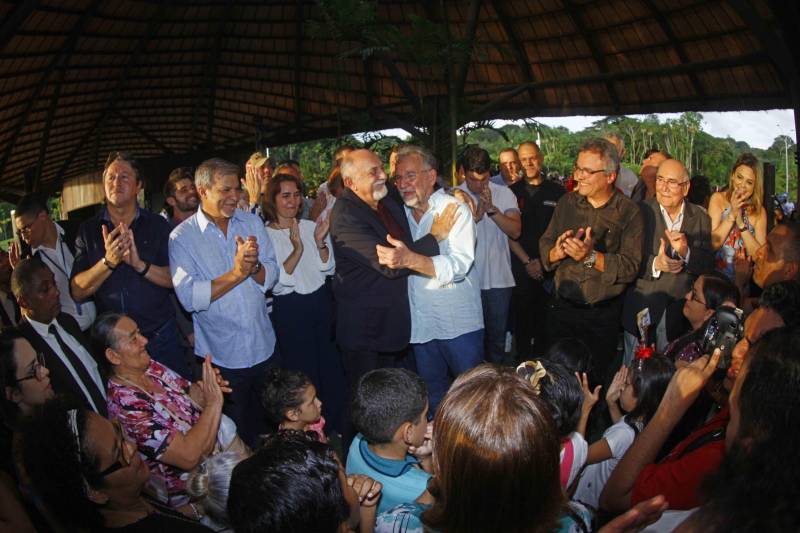 O Parque Estadual do Utinga (PEUt) o mais importante espaço de preservação e estudo da biodiversidade dentro da Região Metropolitana de Belém será reaberto à população a partir desta sexta,16, a partir das 16h30, com apresentações artísticas, com o Boi Veludinho, crianças do Pro Paz e a premiada Orquestra Sinfônica do Theatro da Paz. A apresentação será em um espaço ao ar livre e não será necessária a retirada de ingressos, por esse motivo, a recomendação é que o público chegue cedo, porque a entrada será fechada quando o espaço estiver lotado. 

FOTO: THIAGO GOMES / AG PARÁ 
DATA: 16.03.2018 
BELÉM - PARÁ <div class='credito_fotos'>Foto: Thiago Gomes /Ag. Pará   |   <a href='/midias/2018/originais/b246275e-10ef-46e4-9f0d-8d9315b11b7b.jpg' download><i class='fa-solid fa-download'></i> Download</a></div>