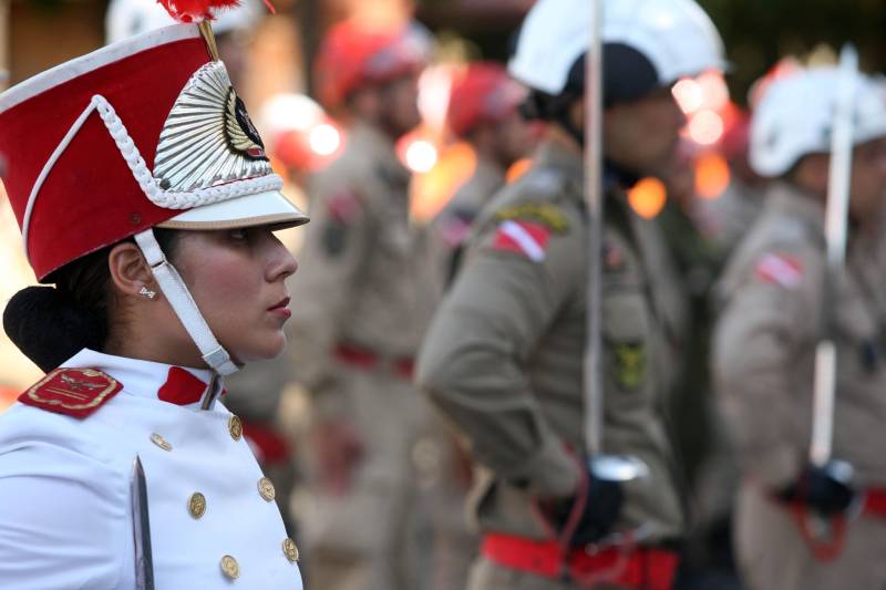 Orgulho e novas perspectivas profissionais marcaram a cerimônia alusiva ao 02 de julho, Dia Nacional do Bombeiro, que aconteceu na manhã desta sexta-feira (29), no Comando Geral do Corpo de Bombeiros Militar do Pará (CBMPA). Em meio à cerimônia cívico militar, houve desfile de tropas e a premiação de 79 pessoas, entre civis e militares, com a medalha Dom Pedro II. A medalha é a maior condecoração da corporação, regulamentada pelo Decreto n 6.898, de 27 de abril de 2009, e foi entregue pelo governador Simão Jatene às pessoas que tenham se destacado na corporação.

FOTO: SIDNEY OLIVEIRA / AG. PARÁ
DATA: 29.06.2018
BELÉM - PARÁ <div class='credito_fotos'>Foto: Sidney Oliveira/Ag. Pará   |   <a href='/midias/2018/originais/b2a9b244-fb55-4b7f-91f5-cacf90a9d1e2.jpg' download><i class='fa-solid fa-download'></i> Download</a></div>