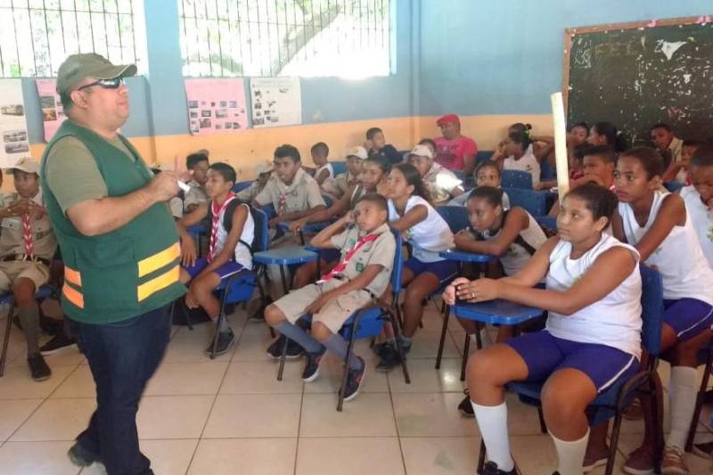 O município de Salvaterra, no Marajó, recebeu durante toda a semana passada até a última segunda-feira (26) as ações educativas do Departamento de Trânsito do Estado do Pará (Detran). 

FOTO: ROSE BARBOSA / ASCOM DETRAN
DATA: 26.11.2018
SALVATERRA - PARÁ <div class='credito_fotos'>Foto: ROSE BARBOSA / ASCOM DETRAN   |   <a href='/midias/2018/originais/b2ae3926-9a52-48ff-89ff-c40271e36f1b.jpg' download><i class='fa-solid fa-download'></i> Download</a></div>