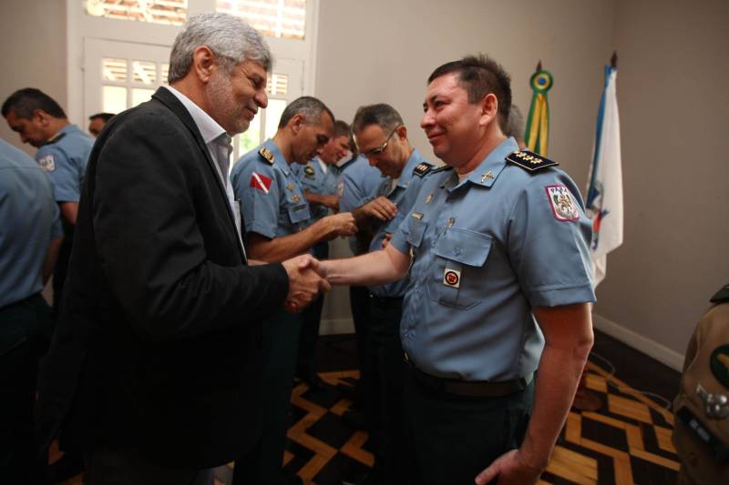 Setenta e duas personalidades civis e militares receberam, na manhã desta terça-feira, 20, no auditório do Palácio dos Despachos, em Belém, a Medalha do Mérito Governador Lauro Sodré, concedida por ocasião das comemorações pelos 101 anos de criação da Casa Militar da Governadoria do Estado, fundada em 12 de fevereiro de 1917. A honraria é destinada a personalidades que prestaram serviços relevantes ao Pará e suas instituições, especialmente à Governadoria do Estado. A solenidade foi aberta pelo governador Simão Jatene, que fez questão de parabenizar a todos os servidores da Casa Militar da Governadoria e aos agraciados com a Medalha Lauro Sodré.

FOTO: ANTONIO SILVA / AG. PARÁ
DATA: 20.02.2018
BELÉM - PARÁ <div class='credito_fotos'>Foto: Antônio Silva/Ag. Pará   |   <a href='/midias/2018/originais/b2e4fe02-896d-4ebf-ab94-78d783837fe8.jpg' download><i class='fa-solid fa-download'></i> Download</a></div>