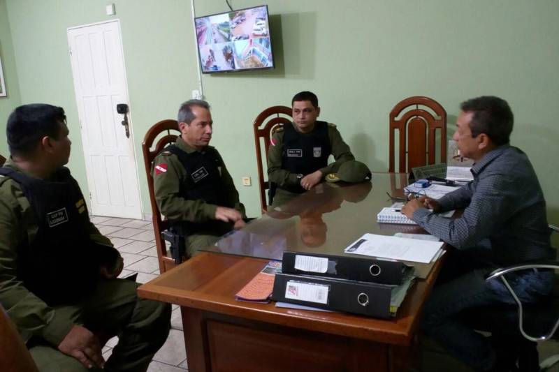 Óbidos é o primeiro município do Baixo Amazonas a receber o projeto "Comando Itinerante". Idealizado pelo Comando de Policiamento Regional I (CPR I), a iniciativa abrange 13 municípios da região. O objetivo, segundo a PM, é transferir por um período determinado a gestão administrativa do Comando, aproximando-o dos Batalhões e Companhias Independentes, sob sua jurisdição, bem como da população. De acordo com o comandante do CPR 1, coronel Heldson Tomaso, uma parte do staff da PM do comando vai para os municípios, com o objetivo de verificar "in loco" toda a parte estrutural dos Batalhõe e Companhias, bem como fazer a fiscalização do efetivo, viaturas, combustível e outros pontos. Na foto, reunião do staff do comando com o prefeito de Óbidos, Chico Alfaia (d).

FOTO: SAMUEL ALVARENGA / AG PARÁ
DATA: 25.02.2018
ÓBIDOS - PARÁ <div class='credito_fotos'>Foto: SAMUEL ALVARENGA/AG.PARÁ   |   <a href='/midias/2018/originais/b2ff3a68-4ead-4808-b766-d1677ac20055.jpg' download><i class='fa-solid fa-download'></i> Download</a></div>