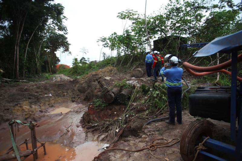 Iniciou neste sábado, 24, o prazo que o Governo do Estado deu para que a empresa de alumínio Hydro Alunorte adote procedimentos e mecanismos seguros ambientalmente, a fim de que as bacias de resíduos da empresa baixem os níveis em pelo menos um metro – o que é definido tecnicamente como padrão de segurança com comprovação permanente da redução e manutenção dos níveis. Uma equipe de fiscalização da Secretaria de Estado de Meio Ambiente e Sustentabilidade (Semas) está no município para fazer o monitoramento dos níveis das bacias do sistema de tratamento dos rejeitos da Bauxita. "Vamos montar equipes para, de duas em duas horas, avaliar o nível das bacias. Em caso de chuva o monitoramento será feito de uma em uma hora", explicou Rejiane Santos, geóloga da Diretoria de Licenciamento Ambiental da Semas.

FOTO: IGOR BRANDÃO / AG PARÁ
DATA: 24.02.2018
BELÉM - PARÁ
 <div class='credito_fotos'>Foto: IGOR BRANDÃO / AG. PARÁ   |   <a href='/midias/2018/originais/b44aee18-52f8-4b7e-b72f-3542980ee308.jpg' download><i class='fa-solid fa-download'></i> Download</a></div>