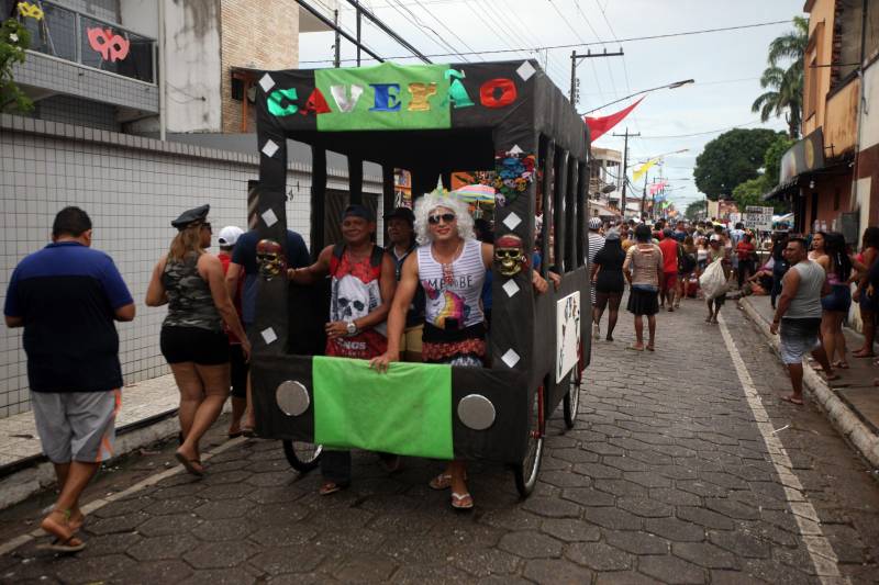 O professor Júlio Leal Gomes é natural de Vigia de Nazaré, no nordeste paraense, terra conhecida pela hospitalidade, principalmente em época festiva. Mantendo a tradição, no Carnaval Júlio e seus irmãos abrem a casa da família para amigos e outros parentes. Neste ano, o imóvel de quatro cômodos abrigou mais de 50 pessoas. Vigia tem um dos maiores e mais tradicionais carnavais do Pará. Nesta época do ano, a população do município, de 51.173 habitantes (Censo/IBGE), triplica com a chegada de brincantes oriundos de todo o Brasil, e os vigienses – igual coração de mãe - acolhem essa multidão. A estimativa é a cidade receber mais de 300 mil pessoas neste Carnaval.

FOTO: IGOR BRANDÃO / AG PARÁ
DATA: 13.02.2018
VIGIA - PARÁ <div class='credito_fotos'>Foto: IGOR BRANDÃO / AG. PARÁ   |   <a href='/midias/2018/originais/b46cab7d-83f8-4992-b11b-a8f733d49698.jpg' download><i class='fa-solid fa-download'></i> Download</a></div>