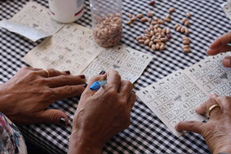 Cerca de 400 idosos, trajando as vestes típicas da época junina, participaram do 19º “Arraiá” (foto), que integra o Projeto Vida Ativa na Terceira Idade, nesta terça-feira (26), no Estádio Olímpico do Pará, o Mangueirão, em Belém. O momento mais esperado da festa foi o concurso de Miss Caipira 2018. Conceição Albuquerque, com o traje “Miss Copa do Mundo”, foi a vencedora desta edição. A festa junina contou com apresentação de quadrilhas de entidades de assistência à pessoa idosa e muitas brincadeiras da quadra junina, além da cantora Suanny Batidão. Com a roupa nas cores verde e amarela, Conceição Albuquerque, candidata do núcleo do projeto que funciona na Tuna Luso Brasileira, apostou na junção do tema junino com a mais importante competição de futebol – a Copa do Mundo, na Rússia. A ganhadora participou ao lado de cinco candidatas e conquistou os jurados, que avaliaram coreografia, simpatia e traje. Emocionada, a vencedora recebeu a faixa das mãos de Marlene da Silva, a miss de 2017.

FOTO: ADRIANA PINTO / ASCOM SEEL
DATA: 26.06.2018
BELÉM - PARÁ <div class='credito_fotos'>Foto: ADRIANA PINTO / ASCOM SEEL   |   <a href='/midias/2018/originais/b4b952a3-37c8-4273-bfa6-2b10aa720a3f.jpg' download><i class='fa-solid fa-download'></i> Download</a></div>