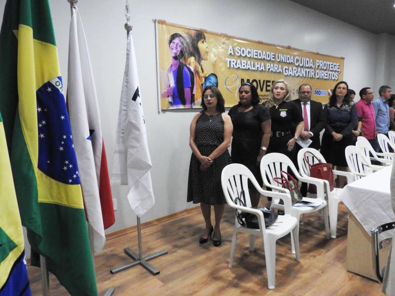 O município de Castanhal, na Região Metropolitana de Belém (RMB), recebeu nesta terça-feira (20) o Movimento pela Valorização do Estatuto da Criança e do Adolescente (Mover), que promove uma capacitação destinada a elaborar com órgãos do Executivo, Legislativo e Judiciário, além de representantes da sociedade civil, conselheiros tutelares e demais membros da rede de garantia de direitos da criança e adolescentes, ações e estratégias para o fortalecimento dos direitos de menores de 18 anos. O encontro será realizado até a próxima quinta-feira (22), das 09 às 17 h, no auditório da URE 8 (Unidade Regional de Educação).

FOTO: CARLOS SODRÉ / AG. PARÁ
DATA: 19.02.2018
CASTANHAL - PARÁ <div class='credito_fotos'>Foto: CARLOS SODRÉ / AG. PARÁ    |   <a href='/midias/2018/originais/b4c519e1-472e-4269-8dfd-452d9c1b3a9b.jpg' download><i class='fa-solid fa-download'></i> Download</a></div>