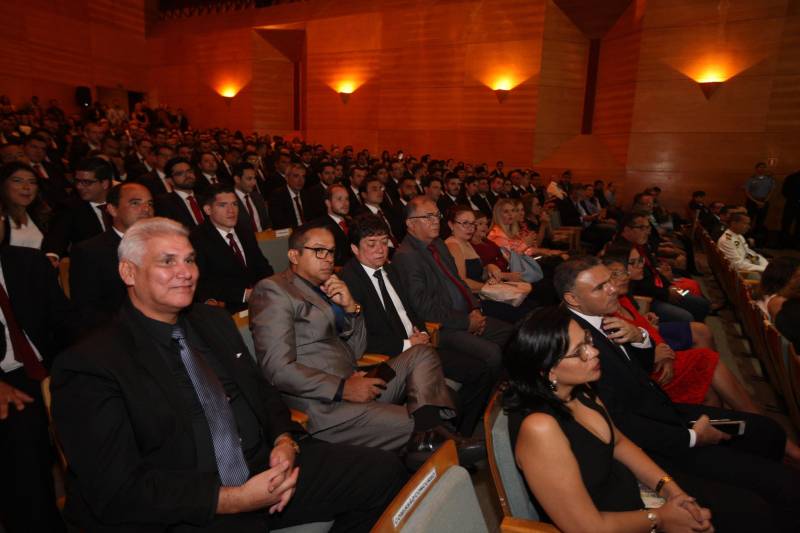 O Pará vai voltar a ter um delegado de polícia para cada município. A posse de 149 novos delegados da Polícia Civil, que aconteceu nesta segunda-feira (26) no Teatro Maria Sylvia Nunes, na Estação das Docas, vai garantir, com sobras, a cobertura completa dos 144 municípios do estado. Aprovados em concurso público, os novos delegados concluíram o curso de Formação da Polícia Civil do Pará no dia 15 deste mês. O curso foi o primeiro do Brasil a incluir sete disciplinas inéditas: Oratória, Atuação Policial frente aos Grupos Vulneráveis, Relacionamento com a Imprensa e Mídias Sociais, Abordagem Psicopatológica do Crime e da Violência, Investigação Financeira no Enfrentamento ao Crime de Lavagem de dinheiro, Noções Básicas de Enfrentamento às Fraudes Veiculares e Linguagem Brasileira de Sinais. O concurso aprovou ainda 300 investigadores, 180 escrivães e 20 papiloscopistas. Os novos policiais civis passaram por quatro meses de formação técnica e profissional na Acadepol. Com a nomeação, o próximo passo será a lotação dos novos servidores públicos nas unidades de Polícia Civil do estado, quando eles saberão em qual região do Pará trabalharão inicialmente.

FOTO: SYDNEY OLIVEIRA / AG. PARÁ
DATA: 26.02.2018
BELÉM - PARÁ <div class='credito_fotos'>Foto: Sidney Oliveira/Ag. Pará   |   <a href='/midias/2018/originais/b516fad7-b28b-4357-86df-655ac45b924e.jpg' download><i class='fa-solid fa-download'></i> Download</a></div>