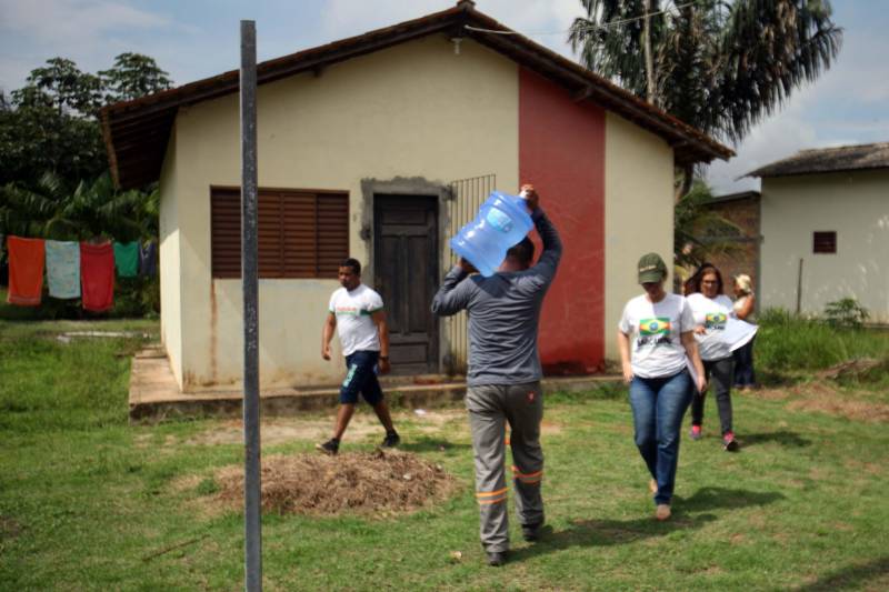 Iniciou neste sábado, 24, o prazo que o Governo do Estado deu para que a empresa de alumínio Hydro Alunorte adote procedimentos e mecanismos seguros ambientalmente, a fim de que as bacias de resíduos da empresa baixem os níveis em pelo menos um metro – o que é definido tecnicamente como padrão de segurança com comprovação permanente da redução e manutenção dos níveis. Uma equipe de fiscalização da Secretaria de Estado de Meio Ambiente e Sustentabilidade (Semas) está no município para fazer o monitoramento dos níveis das bacias do sistema de tratamento dos rejeitos da Bauxita. "Vamos montar equipes para, de duas em duas horas, avaliar o nível das bacias. Em caso de chuva o monitoramento será feito de uma em uma hora", explicou Rejiane Santos, geóloga da Diretoria de Licenciamento Ambiental da Semas.

FOTO: IGOR BRANDÃO / AG PARÁ
DATA: 24.02.2018
BELÉM - PARÁ <div class='credito_fotos'>Foto: IGOR BRANDÃO / AG. PARÁ   |   <a href='/midias/2018/originais/b561da9f-4b88-4e14-ba10-aa6e1a9e720a.jpg' download><i class='fa-solid fa-download'></i> Download</a></div>