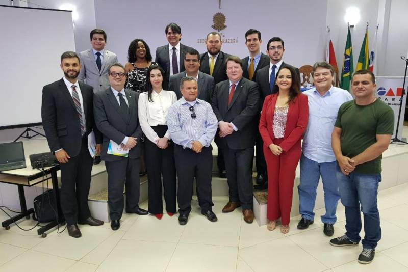 Após mais de um ano de amplo processo de construção coletiva, a Agenda Regional do Trabalho Decente de Carajás foi lançada pela Organização Internacional do Trabalho (OIT), pelo Ministério Público do Trabalho (MPT) e Tribunal Regional do Trabalho da 8ª Região (TRT 8), nesta terça-feira (24), no auditório da Ordem dos Advogados do Brasil (OAB) - Subseção Marabá.

FOTO: ASCOM CRGSP
DATA: 24.04.2018
MARABÁ - PARÁ <div class='credito_fotos'>Foto: ASCOM CRGSP   |   <a href='/midias/2018/originais/b5c7c578-55c3-4ce9-ace4-8227ff966029.jpg' download><i class='fa-solid fa-download'></i> Download</a></div>