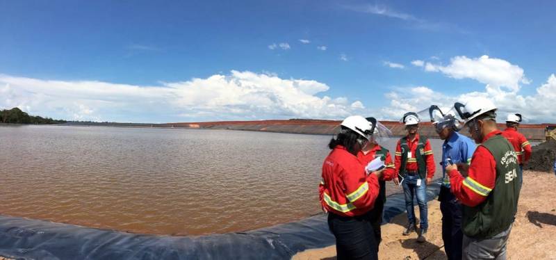 Iniciou neste sábado, 24, o prazo que o Governo do Estado deu para que a mineradora Hydro Alunorte adote procedimentos e mecanismos seguros ambientalmente, a fim de que as bacias de resíduos da empresa baixem os níveis em pelo menos um metro – o que é definido tecnicamente como padrão de segurança com comprovação permanente da redução e manutenção dos níveis. Uma equipe de fiscalização da Secretaria de Estado de Meio Ambiente e Sustentabilidade (Semas) está no município para fazer o monitoramento dos níveis das bacias do sistema de tratamento dos rejeitos da Bauxita. "Vamos montar equipes para, de duas em duas horas, avaliar o nível das bacias. Em caso de chuva o monitoramento será feito de uma em uma hora", explicou Rejiane Santos, geóloga da Diretoria de Licenciamento Ambiental da Semas.

FOTO: LIDIANE SOUZA / SECOM
DATA: 24.02.2018
BARCARENA - PARÁ
 <div class='credito_fotos'>Foto: LIDIANE SOUZA / SECOM   |   <a href='/midias/2018/originais/b5ed674f-1a61-43d5-b43c-424162e840e6.jpg' download><i class='fa-solid fa-download'></i> Download</a></div>