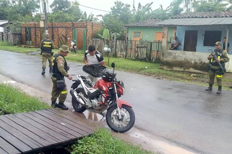 Mais de 600 policiais militares intensificaram a segurança em todo o bairro do Tapanã, durante a operação "Ocupação" que iniciou na manhã desta quinta-feira, 15, e segue até a próxima segunda-feira, 19. O planejamento estratégico desta ação conta com diversas operações: Ônibus Seguro, Hypnus, Bloqueio, Saturação, Tróia e Feira Segura.

FOTO: ASCOM PMPA
DATA: 15.03.2018
BELÉM - PARÁ <div class='credito_fotos'>Foto: Ascom PMPA   |   <a href='/midias/2018/originais/b61df1bb-51d7-40c0-8961-3e7b7af0d73c.jpg' download><i class='fa-solid fa-download'></i> Download</a></div>