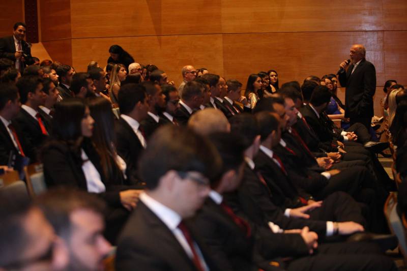 Para o governador Simão Jatene (foto), todos os nomeados podem se considerar – a partir do momento em que optaram por um concurso público no Pará – paraenses, “pois vão ajudar a construir o estado”. “Vocês terão a grata oportunidade de conhecer o estado pelo seu interior, o que é extremamente enriquecedor”, disse o governador. “Mas, preparem-se, pois terão poucos aplausos nos acertos e muitas e severas críticas ao menor erro”. Sobre o concurso e a posse dos novos delegados, Jatene disse que “mais um desafio foi vencido, que é o de ter um delegado para cada município”. “É mais um passo no sentido de combater a violência e melhorar os índices da segurança pública, o que nós fazemos mesmo com a crise que ainda assola o país”, disse o governador. “Enquanto existir essa vontade coletiva, unindo governo e sociedade, vamos vencer mais desafios, em todas as áreas”, concluiu Simão Jatene.

FOTO: SYDNEY OLIVEIRA / AG. PARÁ
DATA: 26.02.2018
BELÉM - PARÁ <div class='credito_fotos'>Foto: Sidney Oliveira/Ag. Pará   |   <a href='/midias/2018/originais/b6ee22cf-f049-4ab3-8fbf-456734dc5454.jpg' download><i class='fa-solid fa-download'></i> Download</a></div>