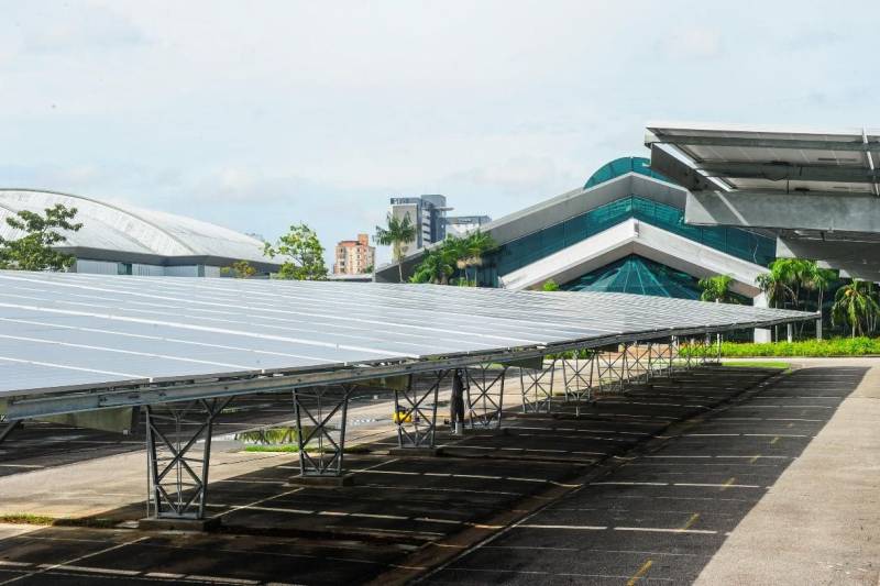 As equipes dos espaços administrados pela Organização Social Pará 20000: Estação das Docas, Mangal das Garças, Arena Mangueirinho e do Hangar Convenções e Feiras da Amazônia participaram nos dias 21 e 22 de fevereiro, do treinamento sobre micro e minigeração de energia solar, promovido pela Celpa, em parceria com a empresa Solen Energia, na sala multiuso do Centro de Convenções. O treinamento realizado reuniu ainda representantes da Secretaria de Estado e de Desenvolvimento Econômico, Mineração e Energia (SEDEME), Secretaria de Cultura (SECULT), Secretaria de Educação (SEDUC) e alunos da Faculdade Estácio.

FOTO: LEANDRO SANTANA / ASCOM OS PARÁ 2000
DATA: 22.02.2018
BELÉM - PARÁ <div class='credito_fotos'>Foto:  LEANDRO SANTANA / ASCOM OS PARÁ 2000   |   <a href='/midias/2018/originais/b74fe7ef-cf3d-44fd-89ca-6c275ba1cf2b.jpg' download><i class='fa-solid fa-download'></i> Download</a></div>