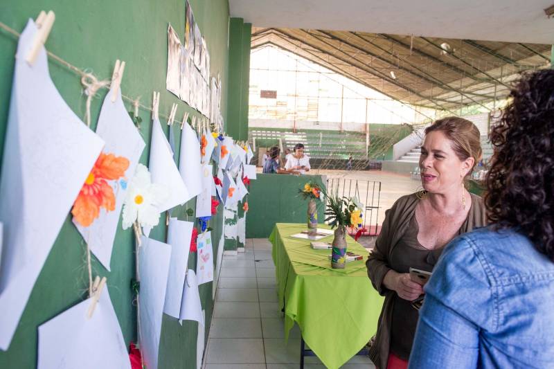 O sentimento de pertencimento à uma história verdadeira, foi fortalecido nesta manhã (06). O ginásio da Universidade Federal Rural da Amazônia - UFRA recebeu 40 alunos do Pro Paz nos Bairros (PPB), polos UFRA, UFPA, UIPP Terra Firme e Mangueirão, para dar vida a obra “História da gente brasileira”, da escritora Mary Del Priore (foto), com a encenação do espetáculo "Terra à vista”. A montagem foi apresentada no Sarau Literário do Livro Solidário, a convite da Imprensa Oficial do Estado. O espetáculo dirigido pelos arte educadores Glaucia Pinto e Elton Santos, sob orientação de Luci Azevedo, coordenadora do PPB é reflexo de um processo que envolve toda a equipe dos polos, resultando na construção do cenário, figurino, trilha sonora que reproduziu o que o livro ensina: o que vestiam, onde moravam, o que comiam e o que faziam os primeiros habitantes do Brasil. As rodas de leituras do livro de Mary e uma aula aberta, com o historiador Aldrin Figueiredo, no Museu de arte sacra, no mês de maio, foram fundamentais para encher de sentimentos e veracidade este espetáculo.

FOTO: FERNANDO SETTE CÂMARA / ASCOM IOE
DATA: 06.06.2018
BELÉM - PARÁ <div class='credito_fotos'>Foto: FERNANDO SETTE CÂMARA / ASCOM IOE   |   <a href='/midias/2018/originais/b7c56eca-be56-44ca-845d-f0390a8d4468.jpg' download><i class='fa-solid fa-download'></i> Download</a></div>