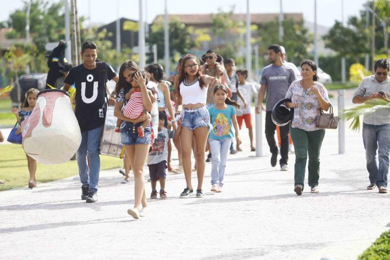 O Parque Estadual do Utinga (PEUt) o mais importante espaço de preservação e estudo da biodiversidade dentro da Região Metropolitana de Belém será reaberto à população a partir desta sexta,16, a partir das 16h30, com apresentações artísticas, com o Boi Veludinho, crianças do Pro Paz e a premiada Orquestra Sinfônica do Theatro da Paz. A apresentação será em um espaço ao ar livre e não será necessária a retirada de ingressos, por esse motivo, a recomendação é que o público chegue cedo, porque a entrada será fechada quando o espaço estiver lotado. 

FOTO: THIAGO GOMES / AG PARÁ 
DATA: 16.03.2018 
BELÉM - PARÁ <div class='credito_fotos'>Foto: Thiago Gomes /Ag. Pará   |   <a href='/midias/2018/originais/b7d60941-5d22-4d10-a6ab-ccf6a2143199.jpg' download><i class='fa-solid fa-download'></i> Download</a></div>