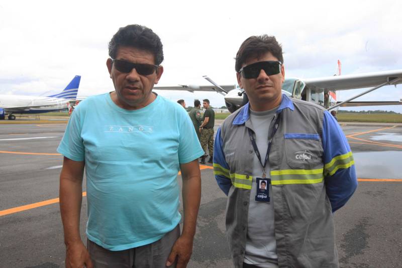 A aeronave do Grupamento Aéreo de Segurança Pública (Graesp) trouxe, nesta sexta-feira (16), para Belém, piloto e passageiros do helicóptero  que precisou fazer um pouso forçado, na Ilha do Marajó. O fato ocorreu em uma área de mata entre os municípios de Curralinho e Breves, no dia 15. O resgate dos funcionários da empresa prestadora de energia elétrica no Pará e do piloto foi realizado ainda no final da tarde de ontem, quando o grupamento foi acionado pelo Salvaéreo.

FOTO: RODOLFO OLIVEIRA / AG. PARÁ
DATA: 16.03.2018
BELÉM - PARÁ <div class='credito_fotos'>Foto: Rodolfo Oliveira/Ag. Pará   |   <a href='/midias/2018/originais/b7d81082-183f-4a32-8b24-8ce2836d9394.jpg' download><i class='fa-solid fa-download'></i> Download</a></div>