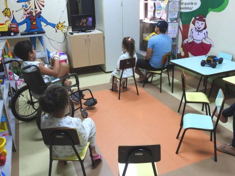“Ela é muito bonita”. Assim a pequena Evelin Victhória Brigel Sousa, 4 anos, definiu a nova boneca que ganhou, na tarde desta quinta-feira (29), no Hospital Regional Público da Transamazônica (HRPT), em Altamira, no sudoeste do Pará. A menina se recupera na clínica pediátrica da unidade e foi uma das crianças presenteadas pelos “brinquedos de Páscoa”, em uma ação do Grupo de Trabalho de Humanização. A direção reuniu brinquedos doados pelos próprios colaboradores e entregou às crianças internadas no hospital, na clínica e na UTI pediátricas. Os usuários que puderam ainda assistiram a uma sessão de cinema na brinquedoteca, acompanhados dos pais, que aprovaram a iniciativa.

FOTO: ASCOM / HRPT
DATA: 29.03.2018
ALTAMIRA - PARÁ <div class='credito_fotos'>Foto: ASCOM HRPT   |   <a href='/midias/2018/originais/b8284c0e-4a4f-40e4-9870-a8acdfca84f3.jpg' download><i class='fa-solid fa-download'></i> Download</a></div>