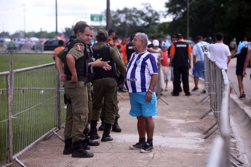 O Clube do Remo venceu o Paysandu por 2 a 1 na tarde deste domingo, partida realizada no Estádio Mangueirão, e largou na frente pelo título do Campeonato Paraense de 2018. Na foto, policiamento faz a segurança da partida.

FOTO: THIAGO GOMES / AG. PARÁ
DATA: 01.04.2018
BELÉM - PARÁ <div class='credito_fotos'>Foto: Thiago Gomes /Ag. Pará   |   <a href='/midias/2018/originais/b9238317-7351-46d8-a8e5-47f071e78906.jpg' download><i class='fa-solid fa-download'></i> Download</a></div>