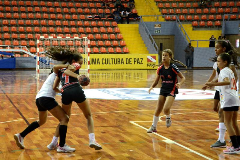 Em sua 60ª edição, os Jogos Estudantis Paraenses (JEPs) definiu a equipes que vão representar o Estado do Pará na etapa nacional, em Manaus (AM), de 19 a 23 de setembro. Das partidas realizadas neste sábado (23), pela etapa estadual, na Arena Guilerme Paraense - o Mangueirinho, foram premiados quatro times das modalidades de Basquete, Volei, Handebol e Futsal, na categoria "A" (de 12 a 14 anos). 

FOTO: FERNANDO NOBRE / ASCOM SEDUC
DATA: 23.06.2018
BELÉM - PARÁ <div class='credito_fotos'>Foto: FERNANDO NOBRE/ASCOM SEDUC   |   <a href='/midias/2018/originais/b99dc930-eea2-4d26-b015-332db1e5c1f9.jpg' download><i class='fa-solid fa-download'></i> Download</a></div>