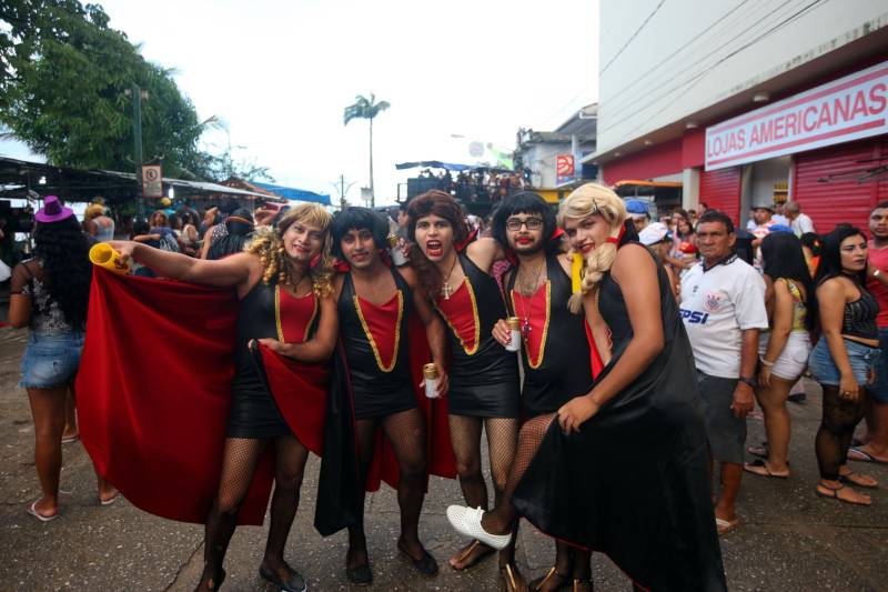 O professor Júlio Leal Gomes é natural de Vigia de Nazaré, no nordeste paraense, terra conhecida pela hospitalidade, principalmente em época festiva. Mantendo a tradição, no Carnaval Júlio e seus irmãos abrem a casa da família para amigos e outros parentes. Neste ano, o imóvel de quatro cômodos abrigou mais de 50 pessoas. Vigia tem um dos maiores e mais tradicionais carnavais do Pará. Nesta época do ano, a população do município, de 51.173 habitantes (Censo/IBGE), triplica com a chegada de brincantes oriundos de todo o Brasil, e os vigienses – igual coração de mãe - acolhem essa multidão. A estimativa é a cidade receber mais de 300 mil pessoas neste Carnaval.

FOTO: IGOR BRANDÃO / AG PARÁ
DATA: 13.02.2018
VIGIA - PARÁ <div class='credito_fotos'>Foto: IGOR BRANDÃO / AG. PARÁ   |   <a href='/midias/2018/originais/ba0bda74-9540-4b26-9d87-c5b5ee63f982.jpg' download><i class='fa-solid fa-download'></i> Download</a></div>