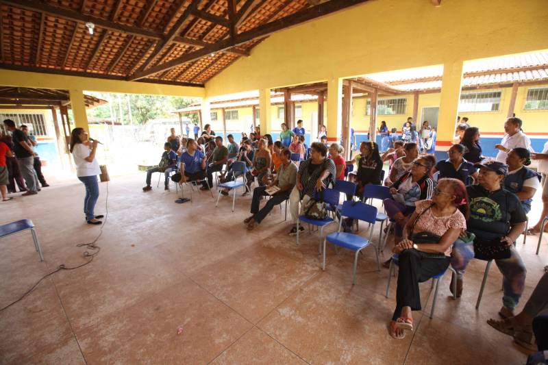 Na manhã desta quarta-feira (21), a ilha de Cotijuba recebeu a primeira edição do Projeto Família e Cidadania de 2018. O evento está sendo realizado na Escola Estadual de Ensino Fundamental e Médio Professora Marta da Conceição até a próxima sexta-feira (23). Durante a manhã mais de 40 pessoas estiveram presentes na abertura do evento, mas a expectativa é que esse número aumente, já que o projeto continua nos próximos dias, sempre com início às 8h.

FOTO: SIDNEY OLIVEIRA / AG. PARÁ
DATA: 21.02.2018
COTIJUBA - PARÁ <div class='credito_fotos'>Foto: Sidney Oliveira/Ag. Pará   |   <a href='/midias/2018/originais/ba2abad0-78a2-49de-8eb1-492a2fc30f2f.jpg' download><i class='fa-solid fa-download'></i> Download</a></div>