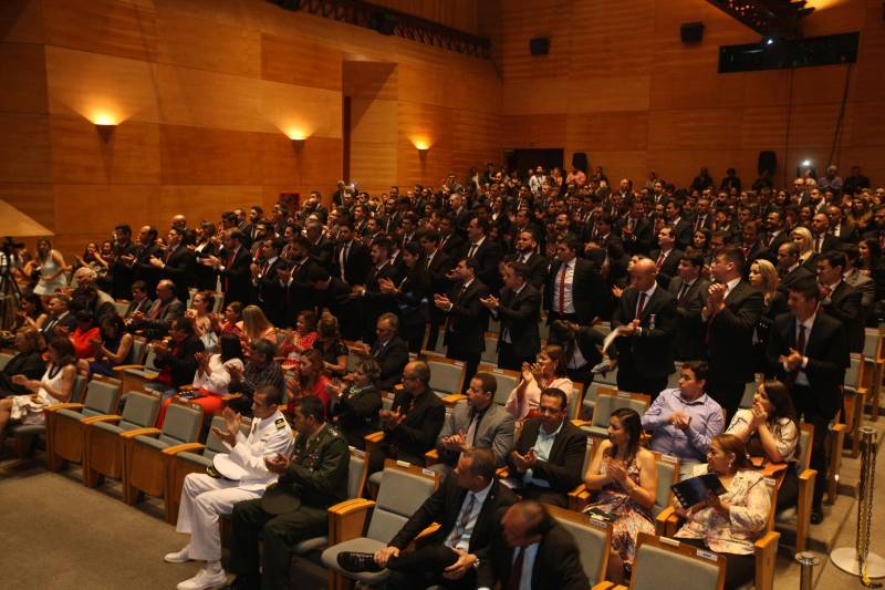 O Pará vai voltar a ter um delegado de polícia para cada município. A posse de 149 novos delegados da Polícia Civil, que aconteceu nesta segunda-feira (26) no Teatro Maria Sylvia Nunes, na Estação das Docas, vai garantir, com sobras, a cobertura completa dos 144 municípios do estado. Aprovados em concurso público, os novos delegados concluíram o curso de Formação da Polícia Civil do Pará no dia 15 deste mês. O curso foi o primeiro do Brasil a incluir sete disciplinas inéditas: Oratória, Atuação Policial frente aos Grupos Vulneráveis, Relacionamento com a Imprensa e Mídias Sociais, Abordagem Psicopatológica do Crime e da Violência, Investigação Financeira no Enfrentamento ao Crime de Lavagem de dinheiro, Noções Básicas de Enfrentamento às Fraudes Veiculares e Linguagem Brasileira de Sinais. O concurso aprovou ainda 300 investigadores, 180 escrivães e 20 papiloscopistas. Os novos policiais civis passaram por quatro meses de formação técnica e profissional na Acadepol. Com a nomeação, o próximo passo será a lotação dos novos servidores públicos nas unidades de Polícia Civil do estado, quando eles saberão em qual região do Pará trabalharão inicialmente.

FOTO: SYDNEY OLIVEIRA / AG. PARÁ
DATA: 26.02.2018
BELÉM - PARÁ <div class='credito_fotos'>Foto: Sidney Oliveira/Ag. Pará   |   <a href='/midias/2018/originais/ba3b7fab-1c46-4e0c-b146-fa1351a1591c.jpg' download><i class='fa-solid fa-download'></i> Download</a></div>