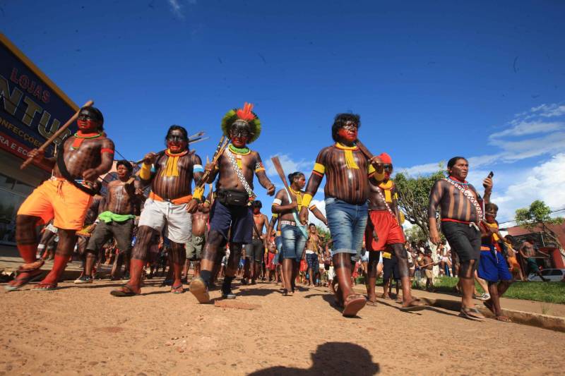 Uma caminhada pelas principais ruas de São Félix do Xingu foi o ponto alto da programação da Semana dos Povos Indígenas nesta quarta-feira (18). Os índios se concentraram em frente à Secretaria Municipal de Cultura, entoando cantos de guerra e dançando na luta por direitos. Uma das principais reivindicações é a retomada de territórios e a gestão ambiental dessas áreas. Durante a passeata, caciques se revezavam proferindo palavras de ordem, enquanto todos seguiam em cadência rumo à Praça do Triângulo, onde ocorre grande parte das atividades. A passeata foi também um protesto contra a exoneração de Franklimberg Ribeiro de Freitas da presidência da Fundação Nacional do Índio (Funai). Ele teria sido demitido pelo presidente Michel Temer a pedido de deputados da bancada ruralista, em Brasília.

FOTO: RODOLFO OLIVEIRA / AG. PARÁ
DATA: 18.04.2018
SÃO FÉLIX DO XINGU - PARÁ <div class='credito_fotos'>Foto: Rodolfo Oliveira/Ag. Pará   |   <a href='/midias/2018/originais/ba8f48a5-af41-4c00-9380-b3fe5551e560.jpg' download><i class='fa-solid fa-download'></i> Download</a></div>