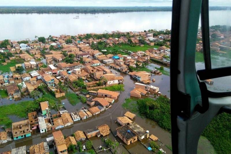 A entrega de mais de 200 cestas básicas às famílias atingidas pelas cheias dos rios Tocantins e Itacaiúnas, em Marabá (foto), no sudeste do Pará, foi a principal ação, neste sábado (17), da força-tarefa montada para prestar atendimento aos desabrigados na região.

FOTO: DIVULGAÇÃO
DATA: 17.02.2018
MARABÁ - PARÁ <div class='credito_fotos'>Foto: Divulgação   |   <a href='/midias/2018/originais/bb629705-1286-4236-add8-3a744f8dee2d.jpg' download><i class='fa-solid fa-download'></i> Download</a></div>