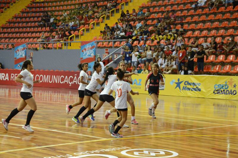 Em sua 60ª edição, os Jogos Estudantis Paraenses (JEPs) definiu a equipes que vão representar o Estado do Pará na etapa nacional, em Manaus (AM), de 19 a 23 de setembro. Das partidas realizadas neste sábado (23), pela etapa estadual, na Arena Guilerme Paraense - o Mangueirinho, foram premiados quatro times das modalidades de Basquete, Volei, Handebol e Futsal, na categoria "A" (de 12 a 14 anos). 

FOTO: FERNANDO NOBRE / ASCOM SEDUC
DATA: 23.06.2018
BELÉM - PARÁ <div class='credito_fotos'>Foto: FERNANDO NOBRE/ASCOM SEDUC   |   <a href='/midias/2018/originais/bb67b288-13cc-47d2-9d1e-6f268eee0a15.jpg' download><i class='fa-solid fa-download'></i> Download</a></div>