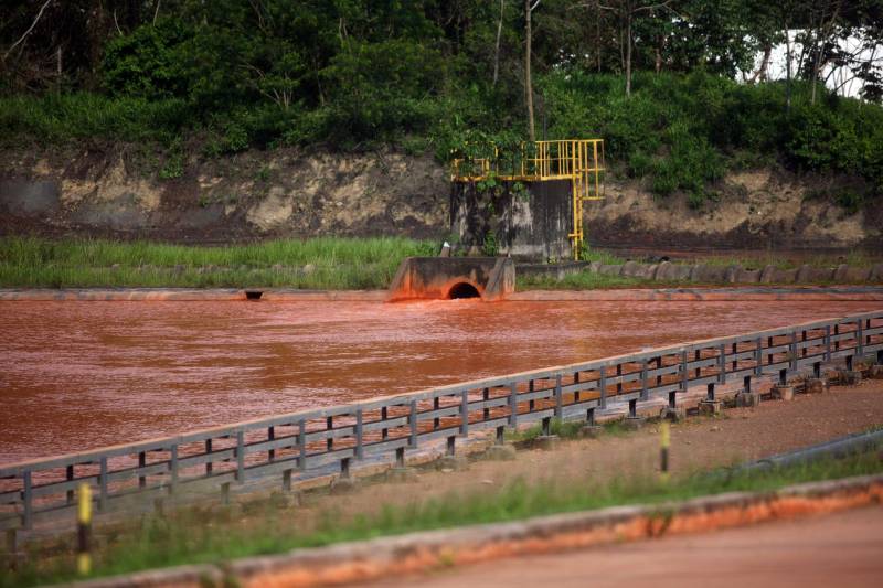 Iniciou neste sábado, 24, o prazo que o Governo do Estado deu para que a empresa de alumínio Hydro Alunorte adote procedimentos e mecanismos seguros ambientalmente, a fim de que as bacias de resíduos da empresa baixem os níveis em pelo menos um metro – o que é definido tecnicamente como padrão de segurança com comprovação permanente da redução e manutenção dos níveis. Uma equipe de fiscalização da Secretaria de Estado de Meio Ambiente e Sustentabilidade (Semas) está no município para fazer o monitoramento dos níveis das bacias do sistema de tratamento dos rejeitos da Bauxita. "Vamos montar equipes para, de duas em duas horas, avaliar o nível das bacias. Em caso de chuva o monitoramento será feito de uma em uma hora", explicou Rejiane Santos, geóloga da Diretoria de Licenciamento Ambiental da Semas.

FOTO: IGOR BRANDÃO / AG PARÁ
DATA: 24.02.2018
BELÉM - PARÁ
 <div class='credito_fotos'>Foto: IGOR BRANDÃO / AG. PARÁ   |   <a href='/midias/2018/originais/bb864ba4-4bce-464c-b1a6-7db63fe04f60.jpg' download><i class='fa-solid fa-download'></i> Download</a></div>