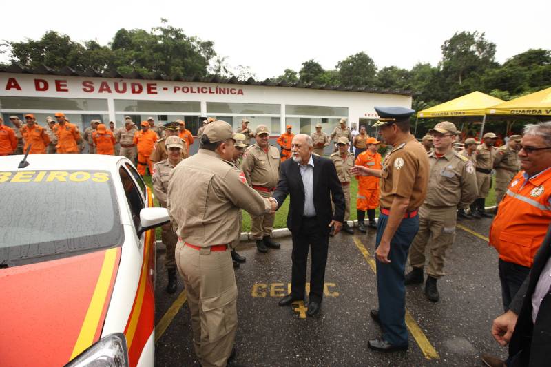 Na mesma cerimônia que entregou as viaturas para serviços de vistoria, o governador Simão Jatene fez uma visita técnica às instalações da nova Policlínica ao Corpo de Bombeiros Militar do Estado. Um prédio no Quartel do Comando Geral da corporação foi reformado e adaptado para receber a Policlínica, que oferta assistência médico-odontológico, psicológico e de primeiros socorros aos bombeiros militares e seus dependentes.

FOTO: IGOR BRANDÃO / AG. PARÁ
DATA: 15.03.2018
BELÉM - PARÁ <div class='credito_fotos'>Foto: IGOR BRANDÃO / AG. PARÁ   |   <a href='/midias/2018/originais/bc6de0f9-8cac-43f1-90b1-3a00096277b4.jpg' download><i class='fa-solid fa-download'></i> Download</a></div>