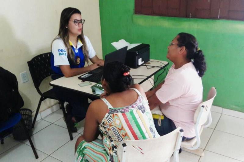 A Polícia Civil iniciou nesta quinta-feira (15) o Projeto Delegacia Itinerante Marajó, em Salvaterra, município do Arquipélago do Marajó. Realizado em parceria com a Secretaria Municipal de Promoção e Assistência Social de Salvaterra, o projeto tem por objetivo percorrer as principais comunidades rurais e quilombolas do município para expandir os serviços prestados pela Delegacia Especializada em Atendimento à Mulher (Deam), sediada em Soure, e que atende aos municípios do lado oriental do Marajó. 

FOTO: ASCOM POLÍCIA CIVIL
DATA: 15.03.2018
SALVATERRA - PARÁ <div class='credito_fotos'>Foto: Ascom Polícia Civil   |   <a href='/midias/2018/originais/bc8b298a-d807-4182-9d91-b1ec4c4bf7d3.jpg' download><i class='fa-solid fa-download'></i> Download</a></div>