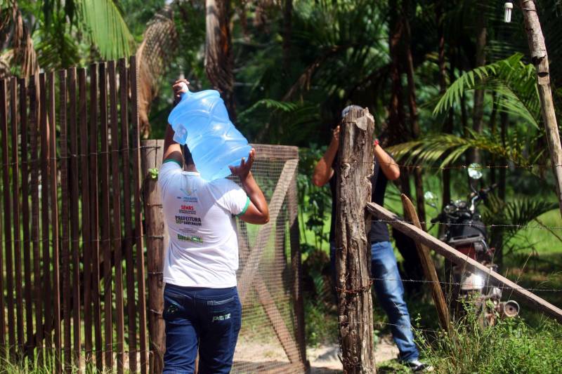 Iniciou neste sábado, 24, o prazo que o Governo do Estado deu para que a empresa de alumínio Hydro Alunorte adote procedimentos e mecanismos seguros ambientalmente, a fim de que as bacias de resíduos da empresa baixem os níveis em pelo menos um metro – o que é definido tecnicamente como padrão de segurança com comprovação permanente da redução e manutenção dos níveis. Uma equipe de fiscalização da Secretaria de Estado de Meio Ambiente e Sustentabilidade (Semas) está no município para fazer o monitoramento dos níveis das bacias do sistema de tratamento dos rejeitos da Bauxita. "Vamos montar equipes para, de duas em duas horas, avaliar o nível das bacias. Em caso de chuva o monitoramento será feito de uma em uma hora", explicou Rejiane Santos, geóloga da Diretoria de Licenciamento Ambiental da Semas.

FOTO: IGOR BRANDÃO / AG PARÁ
DATA: 24.02.2018
BELÉM - PARÁ <div class='credito_fotos'>Foto: IGOR BRANDÃO / AG. PARÁ   |   <a href='/midias/2018/originais/bc8c39d7-27e1-4e44-8f4c-b254fcf6a382.jpg' download><i class='fa-solid fa-download'></i> Download</a></div>