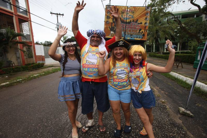 Um amor de Carnaval que já dura 26 anos. A romântica ilha de Mosqueiro, que no passado era um dos roteiros favoritos dos paraenses em viagens de lua de mel, é o cenário na medida para a história de Paulo e Nazaré. O enredo lembra o da clássica marchinha do "Pierrô e a Colombina", mas diferente da original, o amor não teve "um triste fim". No Carnaval de 1992, em Mosqueiro, Paulo Cesar da Silva, hoje com 55 anos, era um viúvo que derramava a solidão na folia de Momo. Sua família é uma das fundadoras da tradicional ‘Escola de Samba Pele Vermelha’. O então pescador  tentava esquecer a tristeza quando conheceu sua colombina. Na foto,  Paulo e Nazaré.

FOTO: CARLOS SODRÉ / AG PARÁ
DATA: 10.02.2018
BELÉM - PARÁ <div class='credito_fotos'>Foto: Carlos Sodré /Ag. Pa   |   <a href='/midias/2018/originais/bcb71ed7-33f1-486b-ae36-2f1c8ba35a1c.jpg' download><i class='fa-solid fa-download'></i> Download</a></div>