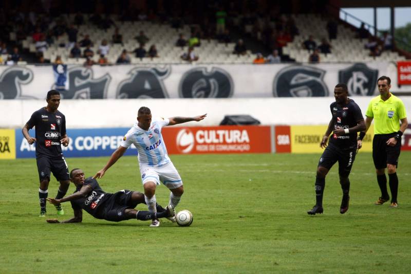 O Clube do Remo venceu o Paysandu por 2 a 1 na tarde deste domingo, partida realizada no Estádio Mangueirão, e largou na frente pelo título do Campeonato Paraense de 2018. 

FOTO: THIAGO GOMES / AG. PARÁ
DATA: 01.04.2018
BELÉM - PARÁ <div class='credito_fotos'>Foto: Thiago Gomes /Ag. Pará   |   <a href='/midias/2018/originais/bd3a4b2b-73a2-4eb3-a381-107050044bbc.jpg' download><i class='fa-solid fa-download'></i> Download</a></div>