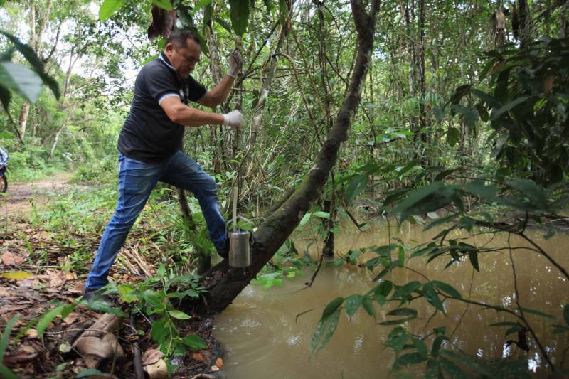 As ações do governo do Estado são imediatas no município de Barcarena, mais especificamente nas comunidades Bom Futuro e Vila Nova, localizadas na área das bacias de rejeitos da Hydro. A primeira medida é a coleta da água dos poços artesianos, para verificar se está própria para o consumo humano. Nesta sexta-feira (23), técnicos do Laboratório Central do Estado (Lacen) começaram o trabalho, que faz parte do conjunto de ações do grupo de trabalho montado pelo governo depois que o Instituto Evandro Chagas confirmou a contaminação da área.

FOTO: MÁCIO FERREIRA / AG. PARÁ
DATA: 23.02.2018
BARCARENA - PARÁ <div class='credito_fotos'>Foto: MÁCIO FERREIRA/ AG. PARÁ   |   <a href='/midias/2018/originais/bdc2c630-b2fc-448c-a664-e36a53b62a7d.jpg' download><i class='fa-solid fa-download'></i> Download</a></div>